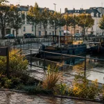 Port du canal dijon : berges, chemin, péniches amarrées
